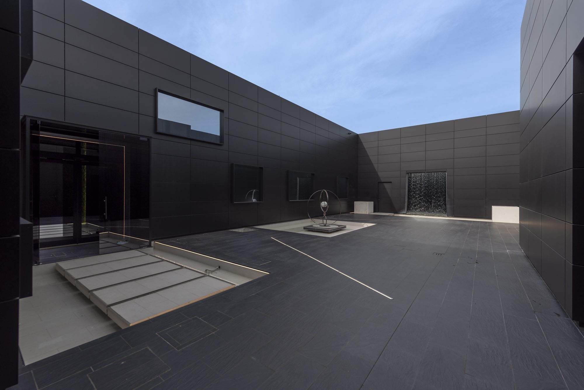 Black Architecture - Azuhr Headquarter